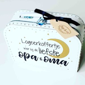 zwangerschapsaankondiging Logeerkoffertje voor bij de liefste opa en oma koffertjes van Bep&co zwangerschapsaankondiging pensioencadeau naamkoffertje kraamcadeau pensioenkoffertje koffertje huwelijkskoffertje